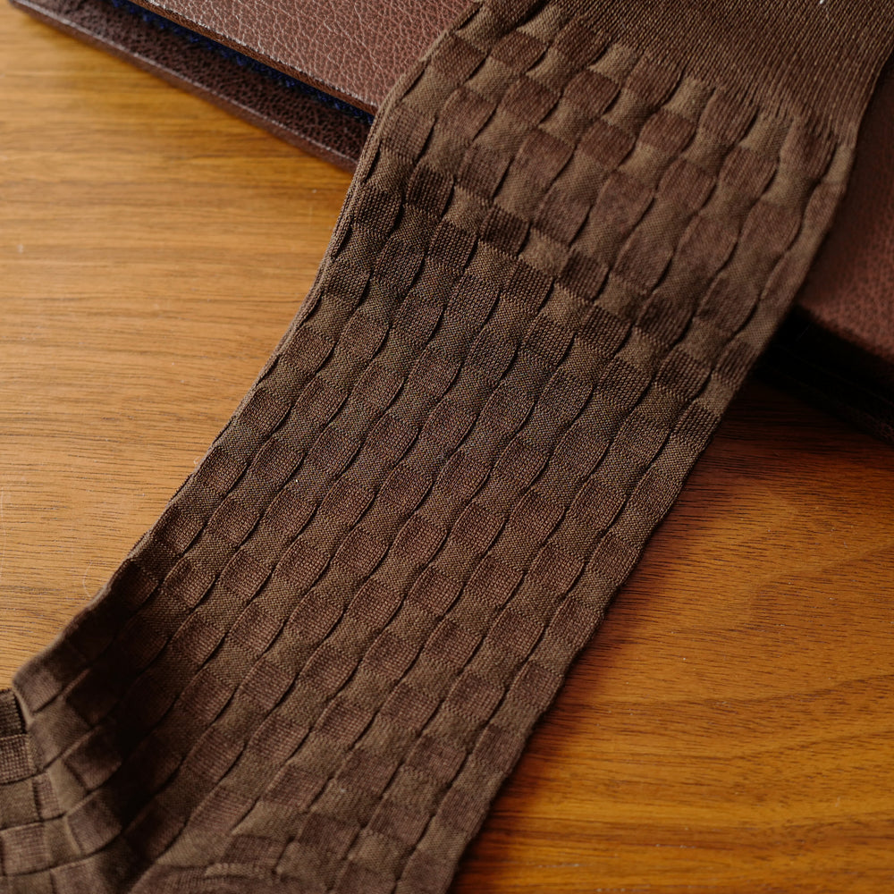 Brown over-the-calf Socks with Wavy Grid Patterns